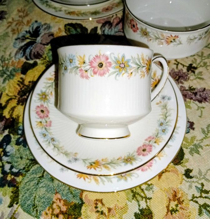 Сервиз за четирима английски костен порцелан от Royal Albert