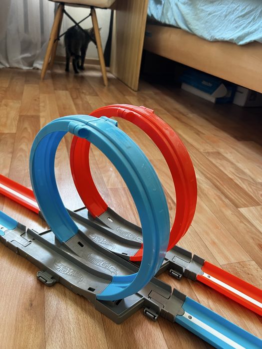 Продам трассу hot wheels оригинал 4 метра