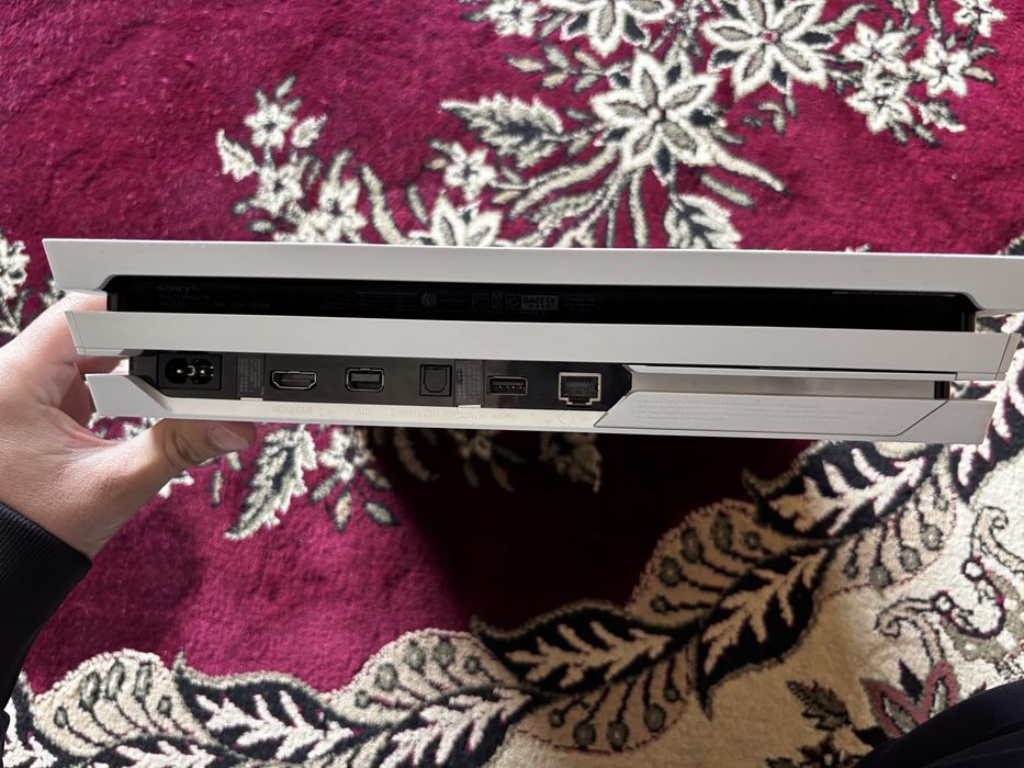 Play station 4 pro 1 trb