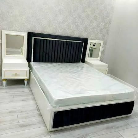 Кровать екі тумбочкасымен