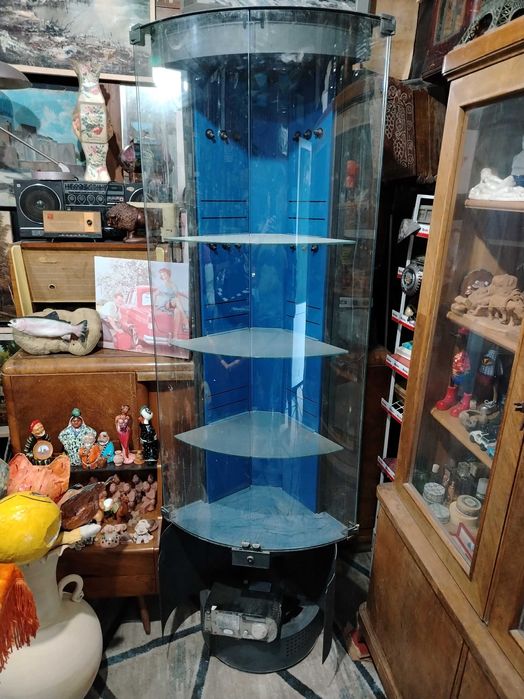 Витрина с подсветкой, Европа. 2 штуки.