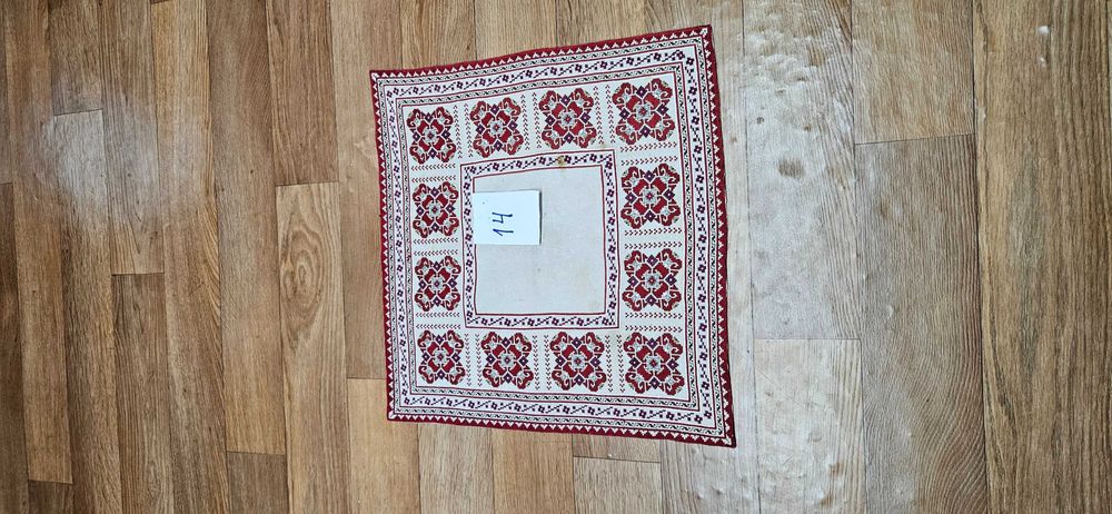 Продавам ръчно бродирани карета,различни размери.