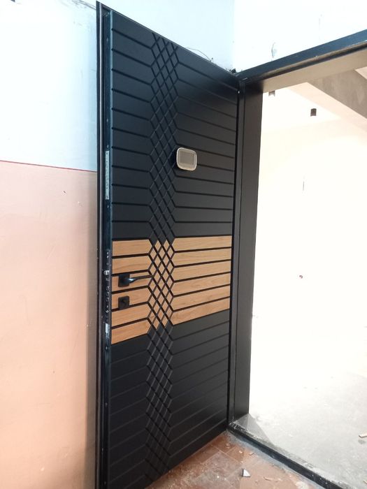 Обшивка железных дверей