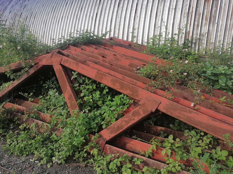 Продавам метален навес 352 кв.м с дължина 44м и ширина 8м.