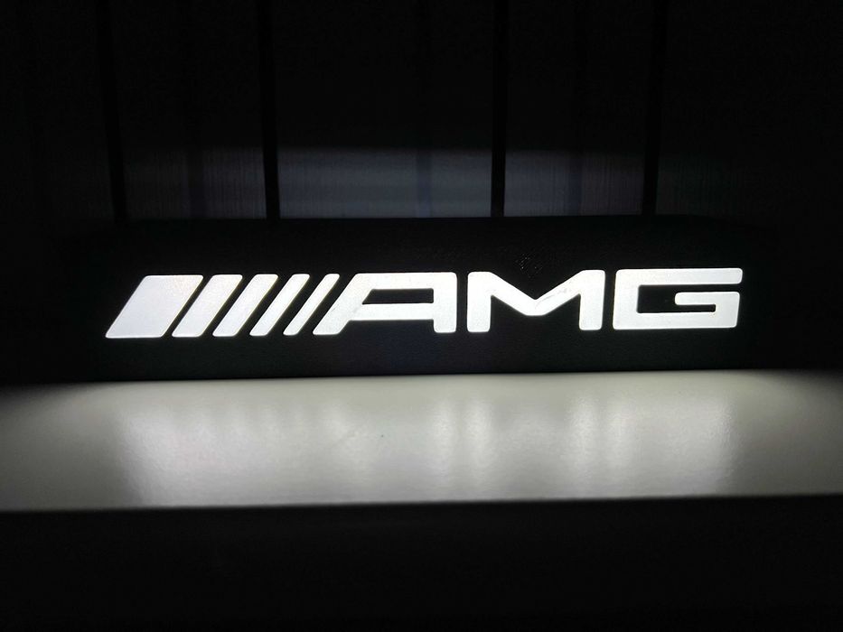 Cadou Pasionați Auto: Lampa LED Logo Mercedes AMG (Print 3D)