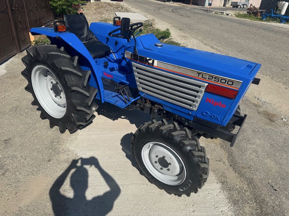 Tractor japonez Iseki 25 cai 4x4 cu freza plug