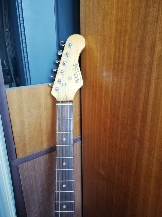 Електрическа китара Rocktile с кубе и свързващ аудио кабел