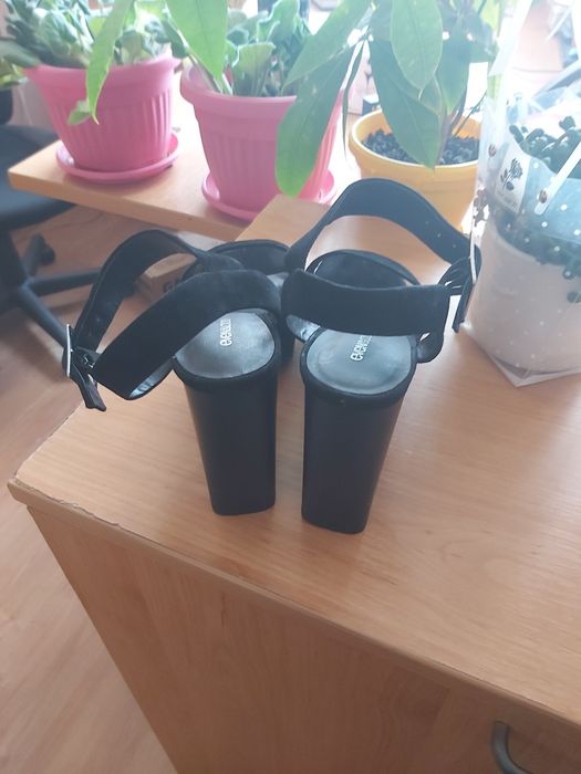 Елегантни обувки на платформа естествена кога