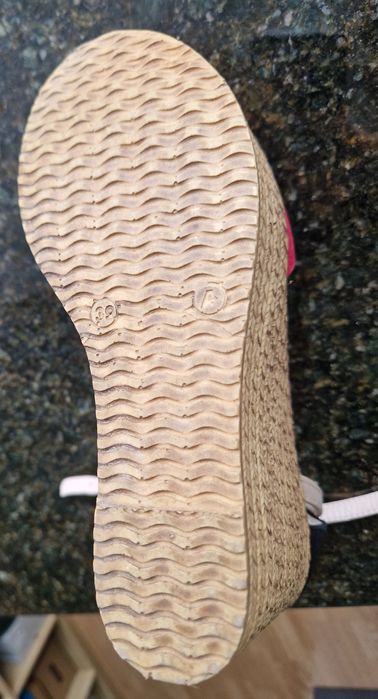 Sandale cu platformă
Nepurtate!