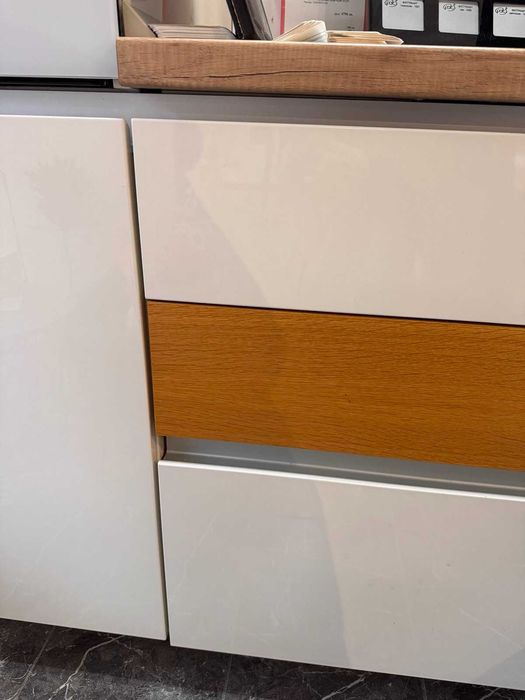 Кухня 320 см мостра от магазин боя гланц ,долен ред фурнир ,BLUM  -50%