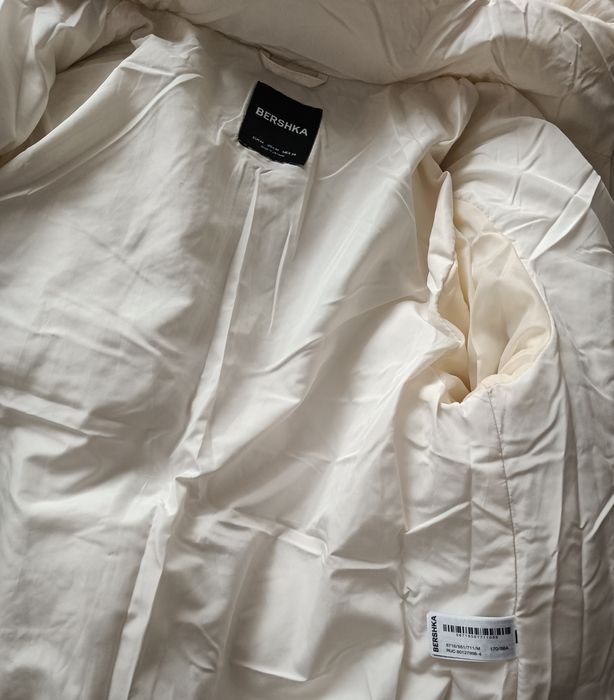 Geacă de iarnă Bershka, femei,  măr. M, nouă