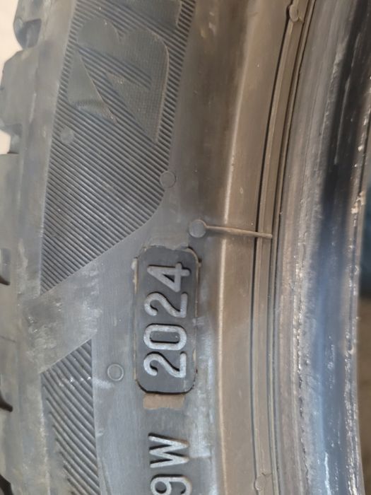 Vând 4 anvelope impecabile alseson. 245.40.19.