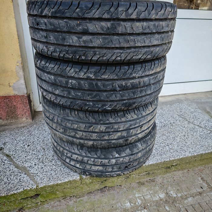 4 бр. Бусови гуми Continental 235/65/16C