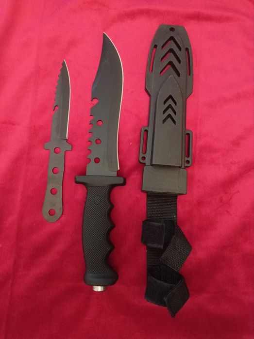 Kit cuțit tactic, nou, nefolosit. Două piese și teacă din plastic.