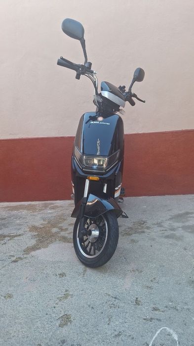 Skuter sotiladi rangi qora jetksli sostenasi zur 4 oy haydalga