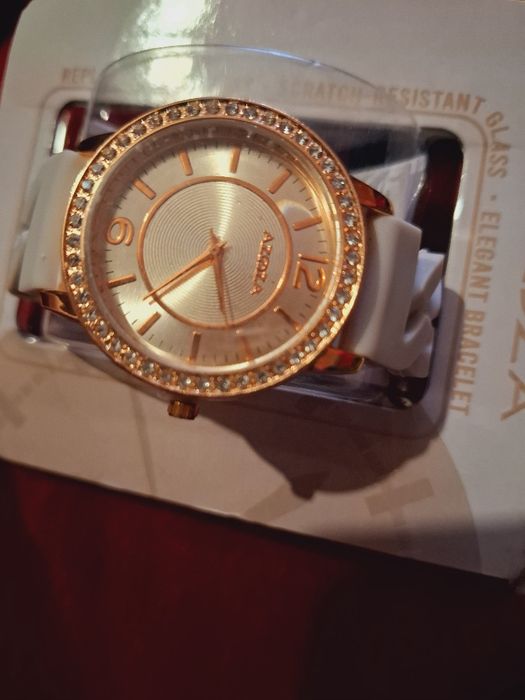 Продава се  комплекти има лек коментар