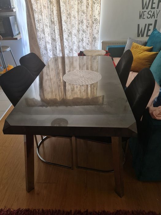 Vând masa în stare bună