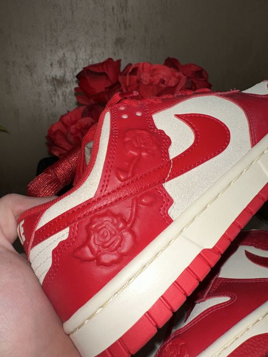 Nike dunk low red roses