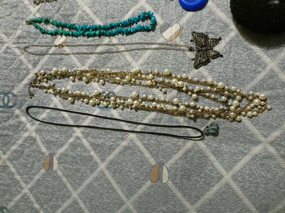 Бижутерия и две нарядные заколки