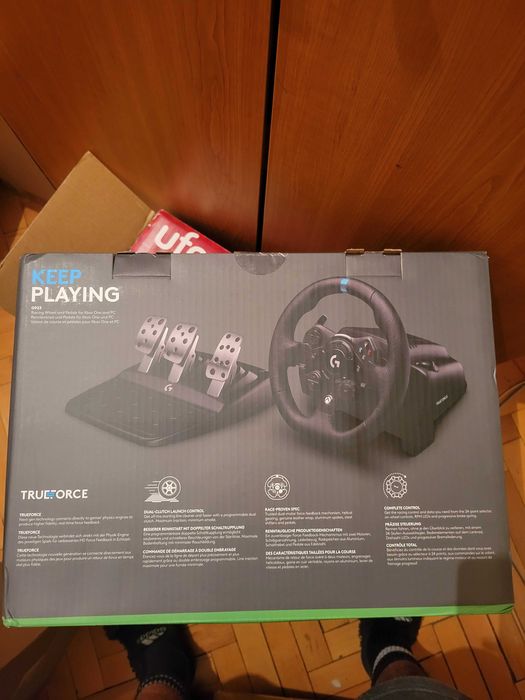 НОВ, гар-я Logitech G923 волан със скорости и педали за PC и XBOX