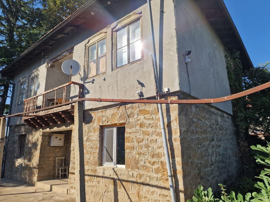 Двуетажна КЪЩА с двор и стопански постройки гр. Павликени