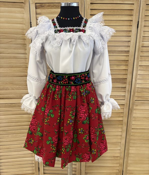 Costum traditional de Maramures pentru doamne si domnisoare complet