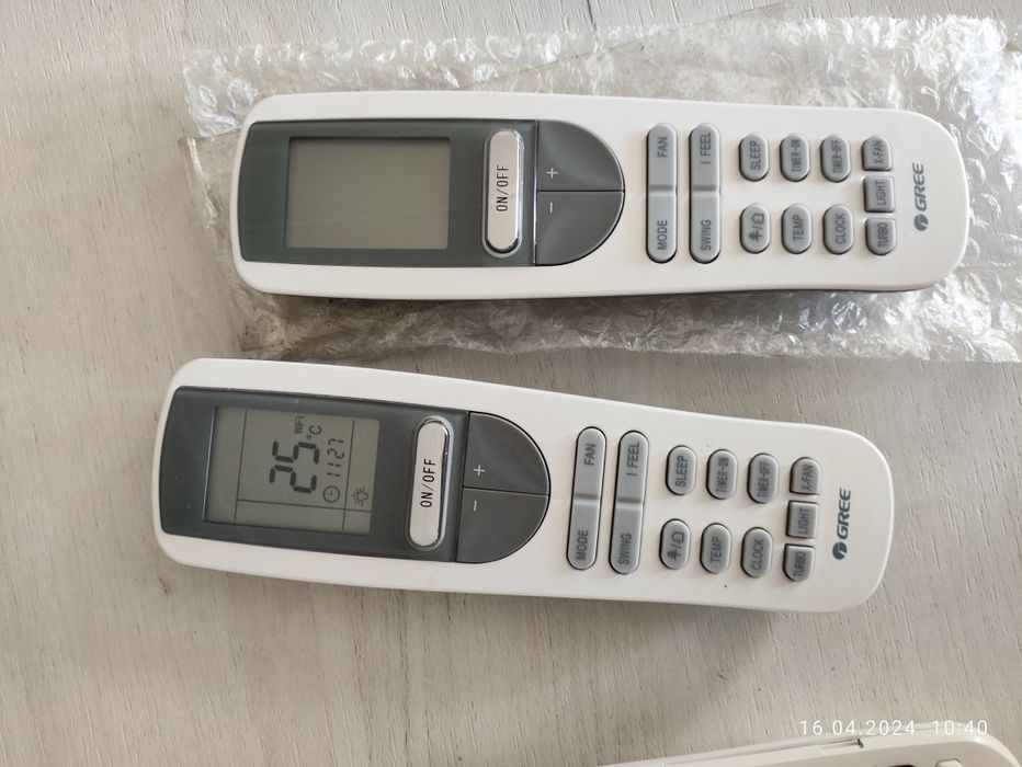 Пульты управления от кондиционера.