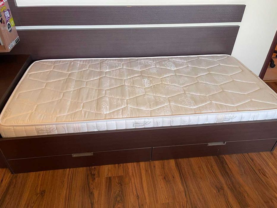 Детска стая с две легла с матраци, ракла и секция