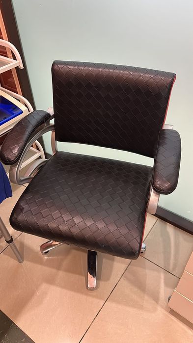 стул и стол парикмахера с зеркалом