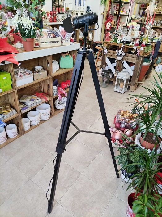 Стояща лампа тринога