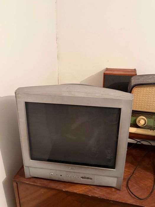 Televizor cu tub (CRT) argintiu cu mufă Scart – Ideal pentru Gaming Retro / Console vechi
