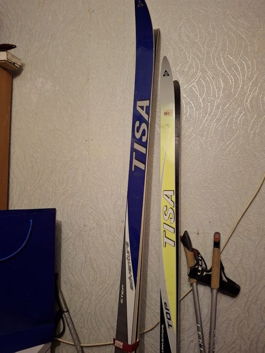 Лыжи беговые две пары