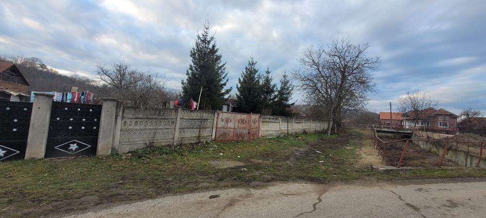 teren intravilan, 1300 mp, cu constructie si livada imprejmuit,asfalt,