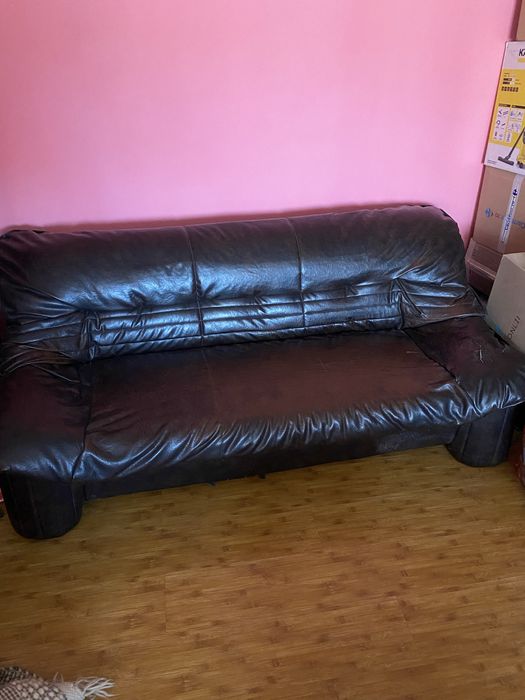 Vând canapele din piele ecologica , foarte comfortabile