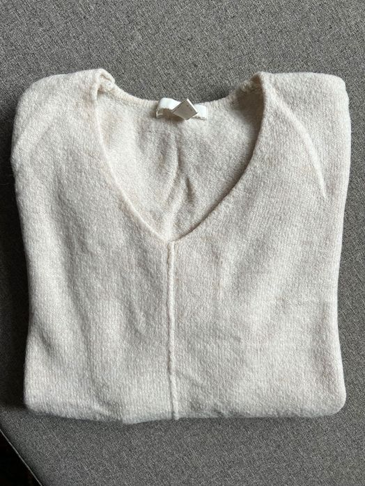 Бял пуловер марка H&M