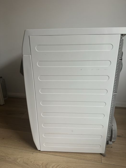Uscător rufe AEG Lavatherm 7000, model T7DBE48S, cu pompă de căldură, capacitate 8 kg.