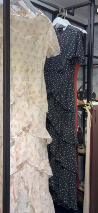 Чёрное платье в горошек с воланами