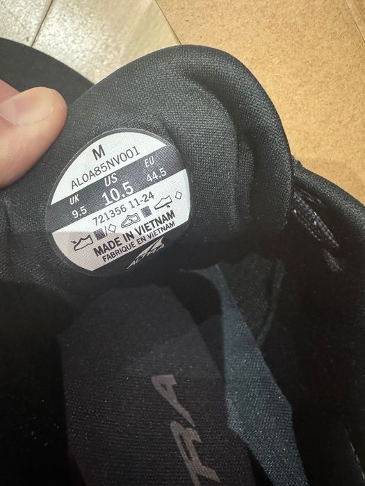 Altra Experience Flow (Triple Black)