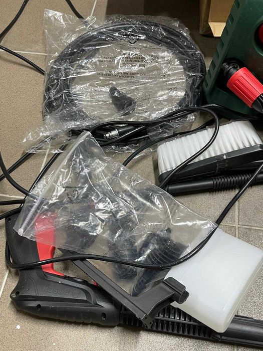 Aparat spalat cu presiune EasyAquatak 120 de la Bosch (1500 W, set pentru uz casnic și auto, 350 litri pe oră, în cutie)