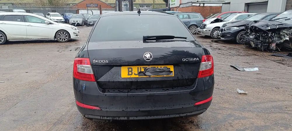 Dezmembrari / Dezmembrez Skoda Octavia 3 (5E3)  2.0 TDI CRMB cutie viteze manuala cod culoare LF9R