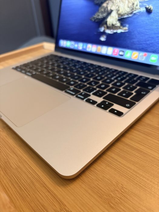 MacBook Air 13” M3 Chip 256GB SSD(2024).+ подарък калъф за носене.