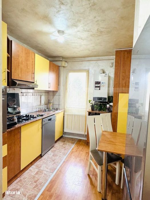 Apartament 3 camere, Etaj 2, de vanzare