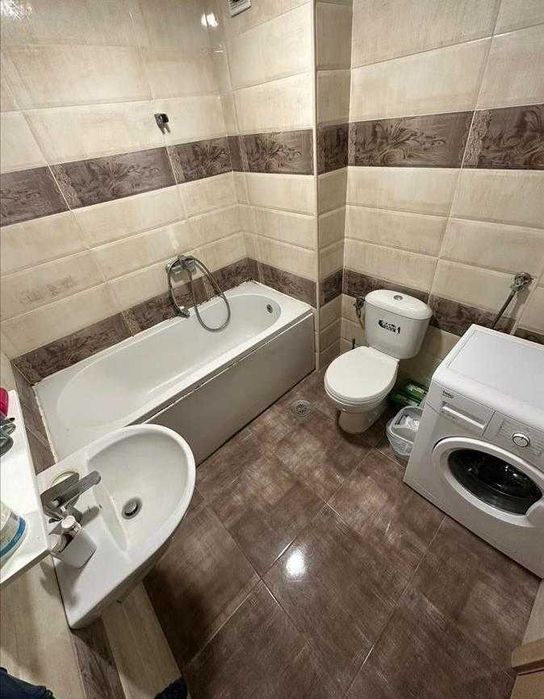 Дава се под наем Тристаен апартамент в София, Левски В - 90 кв.м за 612 € - Снимка #1