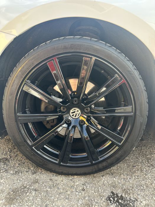 Продавам джанти с гуми 19-ки 5х112 57.1 джантите са от passat B8 чисто нови карани са няколко дни без нито една драскотина