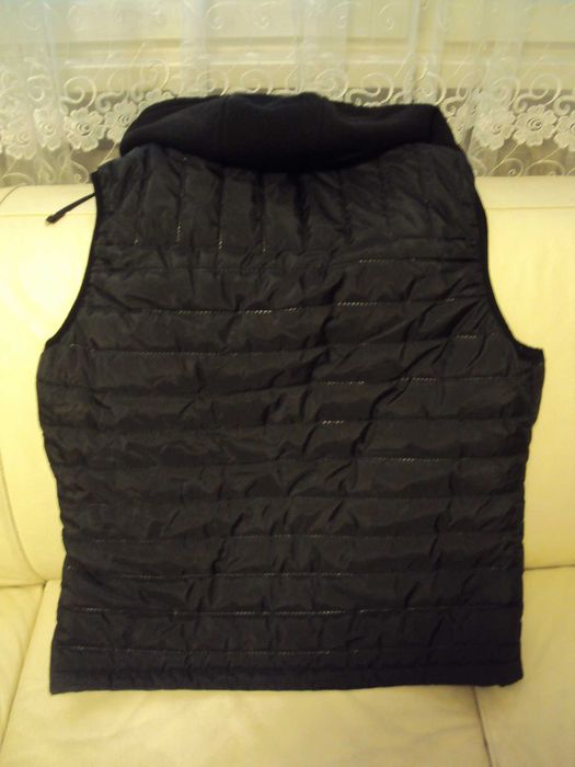 Грейка със сваляща се качулка черна с оранжева подплата