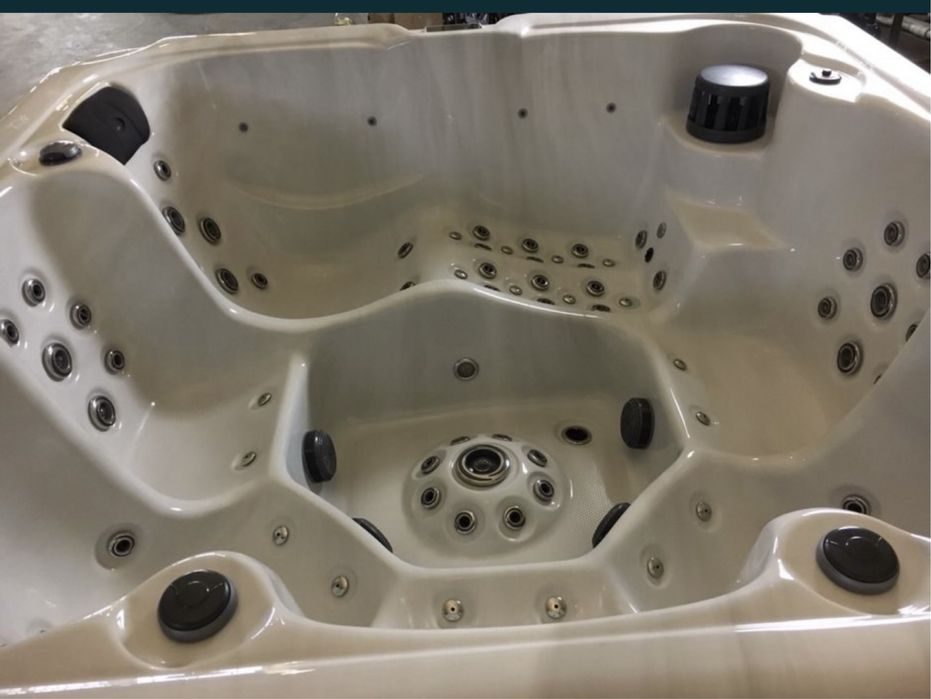 Джакузи  градинско ново  6 места 82 дюзи 2 години гаранция