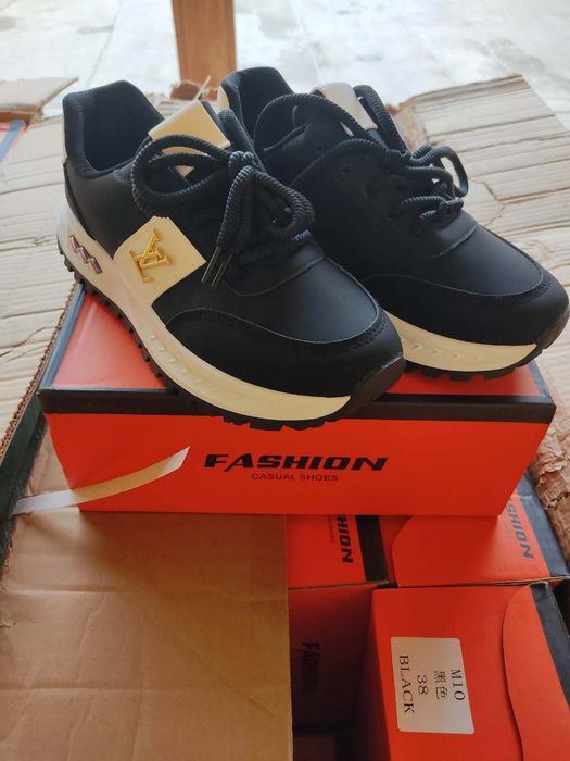 Oyoq kiyimlar donaga va optomga sotiladi