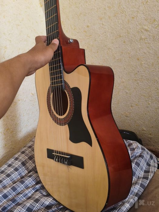 Klassik gitara sotiladi