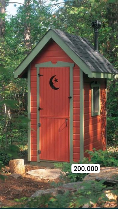 Уличный деревянный туалет для дачи