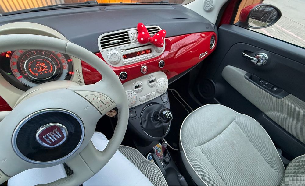 FIAT 500 roșu, ideal pentru oraș, economic și stilish